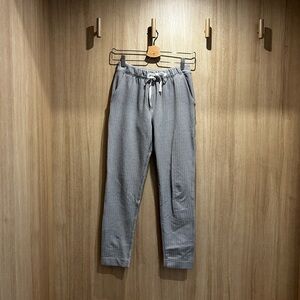Grey Lululemon strechy pants with pockets